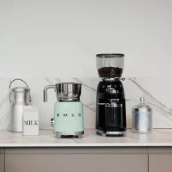 Chocolatière et mousseur de lait 500 W MFF11PGEU vert d’eau Smeg