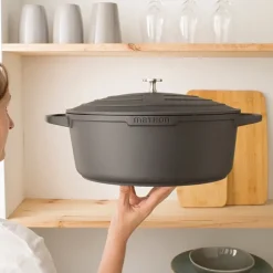 Grande cocotte légère ovale en fonte d'aluminium 32 cm 6,5 L coloris noir Mathon