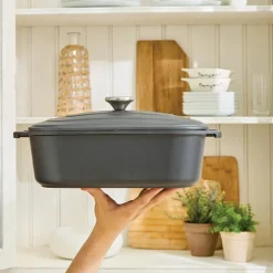 Grande cocotte légère rectangulaire en fonte d’aluminium 34,5 cm 7,7 L coloris noir Mathon
