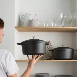 Lot cocotte légère ronde en fonte d'aluminium 24 cm 4,5 L et deux maniques en silicone Mathon