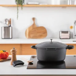 Lot cocotte légère ronde en fonte d'aluminium 20 cm 2,6 L et deux maniques silicone Mathon