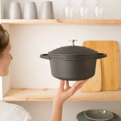 Lot cocotte légère ronde en fonte d'aluminium 20 cm 2,6 L et deux maniques silicone Mathon