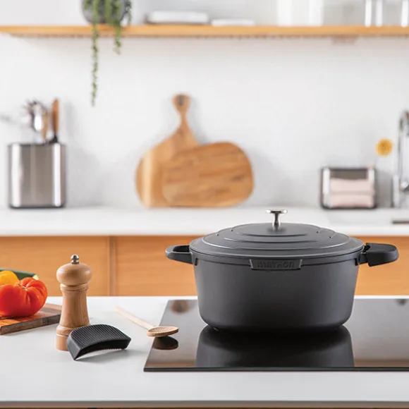 Lot cocotte légère ronde en fonte d'aluminium 28 cm 6,7 L et deux maniques en silicone Mathon