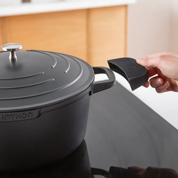 Lot cocotte légère ronde en fonte d'aluminium 28 cm 6,7 L et deux maniques en silicone Mathon