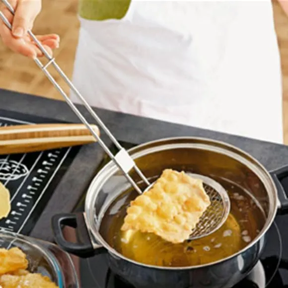 Lot friteuse traditionnelle, coupe-frites et araignée à friture