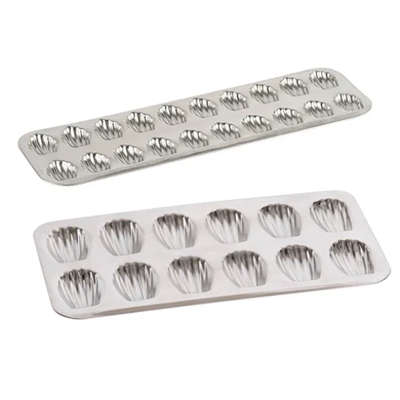 Lot plaque 12 madeleines et plaque 20 madeleinettes en fer blanc Gobel