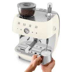 Machine expresso avec broyeur 2,4L 1650W EGF03CREU Smeg