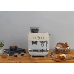 Machine expresso avec broyeur 2,4L 1650W EGF03CREU Smeg