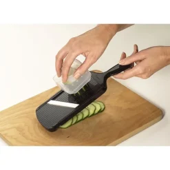 Mandoline réglable avec protège doigts noir Kyocera