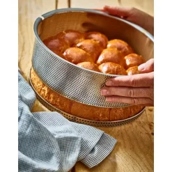 Moule à manqué amovible en inox perforé 24 cm et feuille de cuisson antiadhésive De Buyer