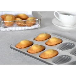 Plaque de 12 madeleines en fer blanc Gobel