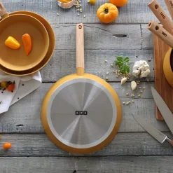 Poêle Ector induction aluminium revêtu manche en bois 24 cm jaune Ogo