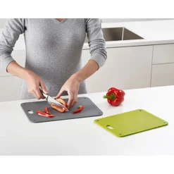 Set de 2 planches à découper support placard Joseph Joseph